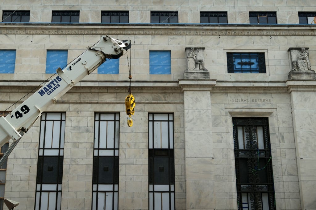 U.S. Fed official says jobs report confirms 'signs of fragility' in market