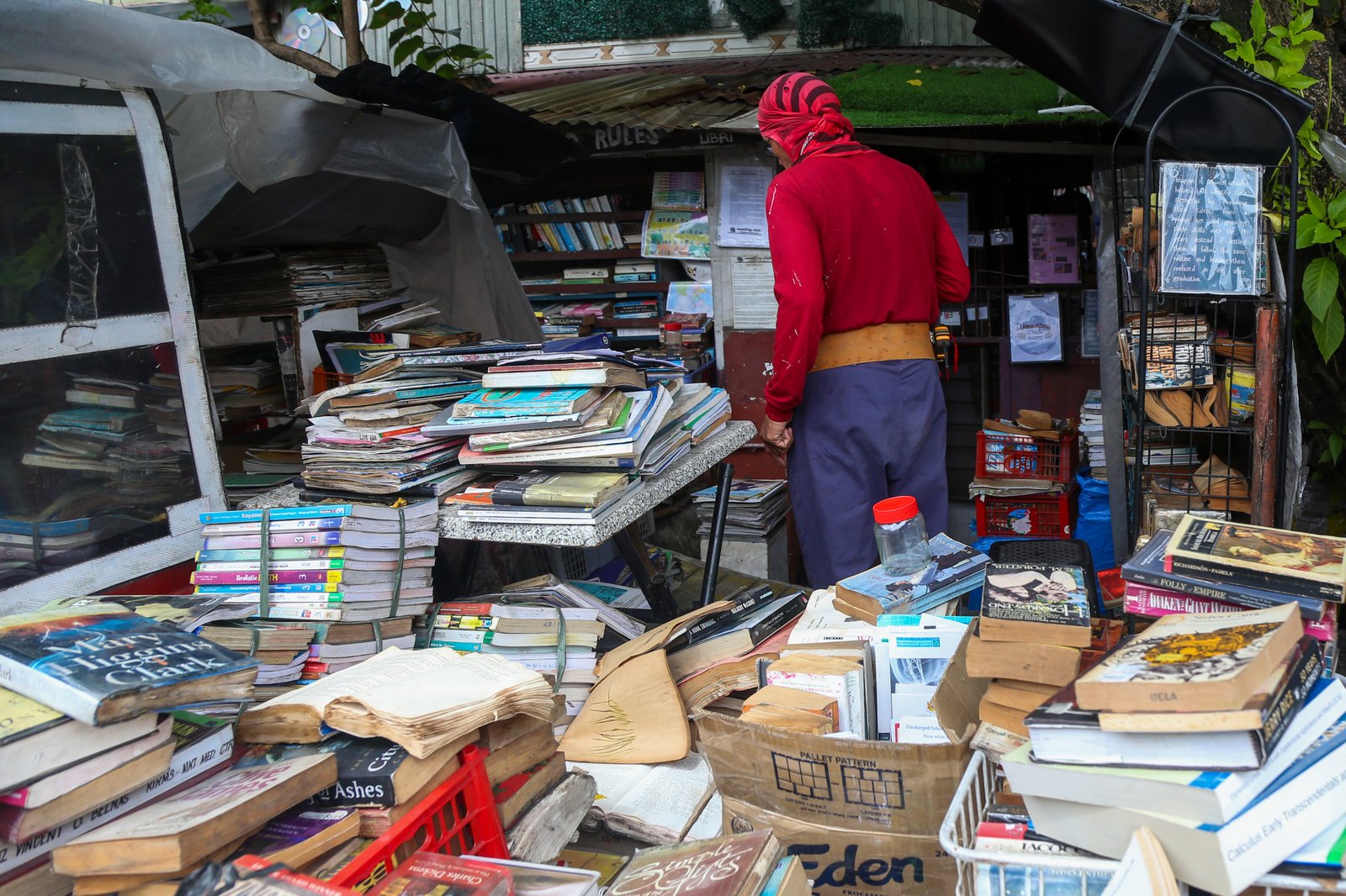 Hernando “Mang Nanie” Guanlao welcomes visitors to his home-turned-library along Balagtas Street in Makati City on Book Lovers Day (August 9, 2025). For more than 20 years, Mang Nanie has opened the doors of his ancestral home to anyone who loves reading, drawing book enthusiasts from Makati to as far as Mindanao.