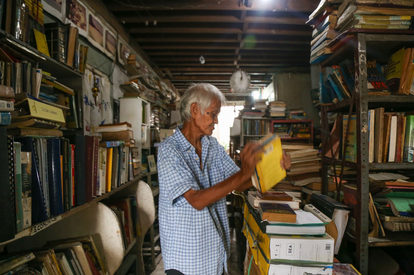 Hernando “Mang Nanie” Guanlao welcomes visitors to his home-turned-library along Balagtas Street in Makati City on Book Lovers Day (August 9, 2025). For more than 20 years, Mang Nanie has opened the doors of his ancestral home to anyone who loves reading, drawing book enthusiasts from Makati to as far as Mindanao.