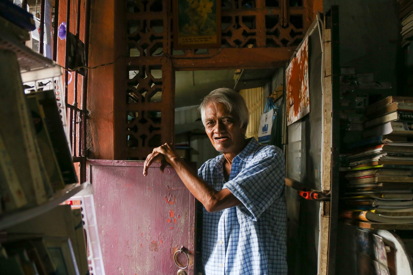 Hernando “Mang Nanie” Guanlao welcomes visitors to his home-turned-library along Balagtas Street in Makati City on Book Lovers Day (August 9, 2025). For more than 20 years, Mang Nanie has opened the doors of his ancestral home to anyone who loves reading, drawing book enthusiasts from Makati to as far as Mindanao.