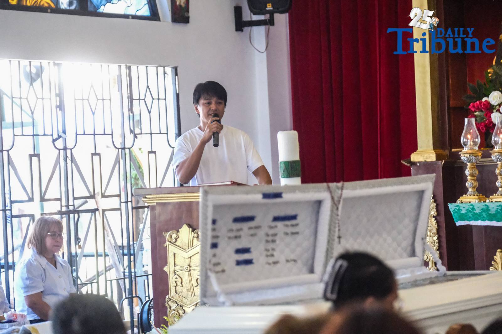 Tears fell from members of the Nuestro Señor De Longos-Mission Station on Sunday, August 10, 2025, as Dion Gelo Dela Rosa, a 20-year-old sacristan, was laid to rest at Our Lady of Lourdes Eternal Park in Malabon City after dying of leptospirosis, which he contracted while wading through floodwaters in search of his missing father.

“Siya yung naghahanap sa akin nung nawala ako,” said Jayson Dela Rosa, 41, Gelo’s father. “Kasi pag hahanap niya, umuulan. Baha. Nagkaleptospirosis ilang araw lang. Nagkalagnat tapos yun na.”

Jayson had gone missing on July 22 after accompanying one of his children to a bus terminal in Caloocan, only to be detained without a warrant by local police for alleged street gambling. “Kasi nakulong ako. Maling paratang, maling sistema,” he said, recalling how the family was not informed of his arrest and only learned about it three days later.

The circumstances of Gelo’s death and Jayson’s detention have sparked public outrage and calls for justice. “Kaya, masakit… Kaya, sa simbahan, justice talaga,” the grieving father said after the burial rites.

He added that legal proceedings are underway. “Magkakaroon kami ng hearing… habulin namin yung matitama yung sistema.” Still, the family finds a bit of closure in the burial. “Kaya sapat na sa amin na malibing. Tapos balik sa hanap ng buhay. Balik trabaho.”

Jayson also hinted at outside pressures. “May mga moves… gusto akong kausapin, pero mali. Parang threat sa akin.” Despite this, he said, “Bahala na yung husgado.”
