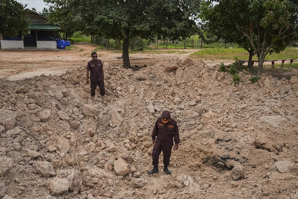 Landmine blast wounds Thai soldiers 