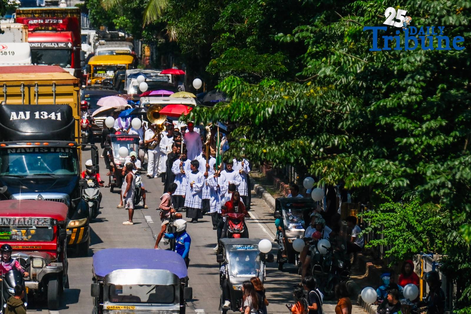 Tears fell from members of the Nuestro Señor De Longos-Mission Station on Sunday, August 10, 2025, as Dion Gelo Dela Rosa, a 20-year-old sacristan, was laid to rest at Our Lady of Lourdes Eternal Park in Malabon City after dying of leptospirosis, which he contracted while wading through floodwaters in search of his missing father.

“Siya yung naghahanap sa akin nung nawala ako,” said Jayson Dela Rosa, 41, Gelo’s father. “Kasi pag hahanap niya, umuulan. Baha. Nagkaleptospirosis ilang araw lang. Nagkalagnat tapos yun na.”

Jayson had gone missing on July 22 after accompanying one of his children to a bus terminal in Caloocan, only to be detained without a warrant by local police for alleged street gambling. “Kasi nakulong ako. Maling paratang, maling sistema,” he said, recalling how the family was not informed of his arrest and only learned about it three days later.

The circumstances of Gelo’s death and Jayson’s detention have sparked public outrage and calls for justice. “Kaya, masakit… Kaya, sa simbahan, justice talaga,” the grieving father said after the burial rites.

He added that legal proceedings are underway. “Magkakaroon kami ng hearing… habulin namin yung matitama yung sistema.” Still, the family finds a bit of closure in the burial. “Kaya sapat na sa amin na malibing. Tapos balik sa hanap ng buhay. Balik trabaho.”

Jayson also hinted at outside pressures. “May mga moves… gusto akong kausapin, pero mali. Parang threat sa akin.” Despite this, he said, “Bahala na yung husgado.”