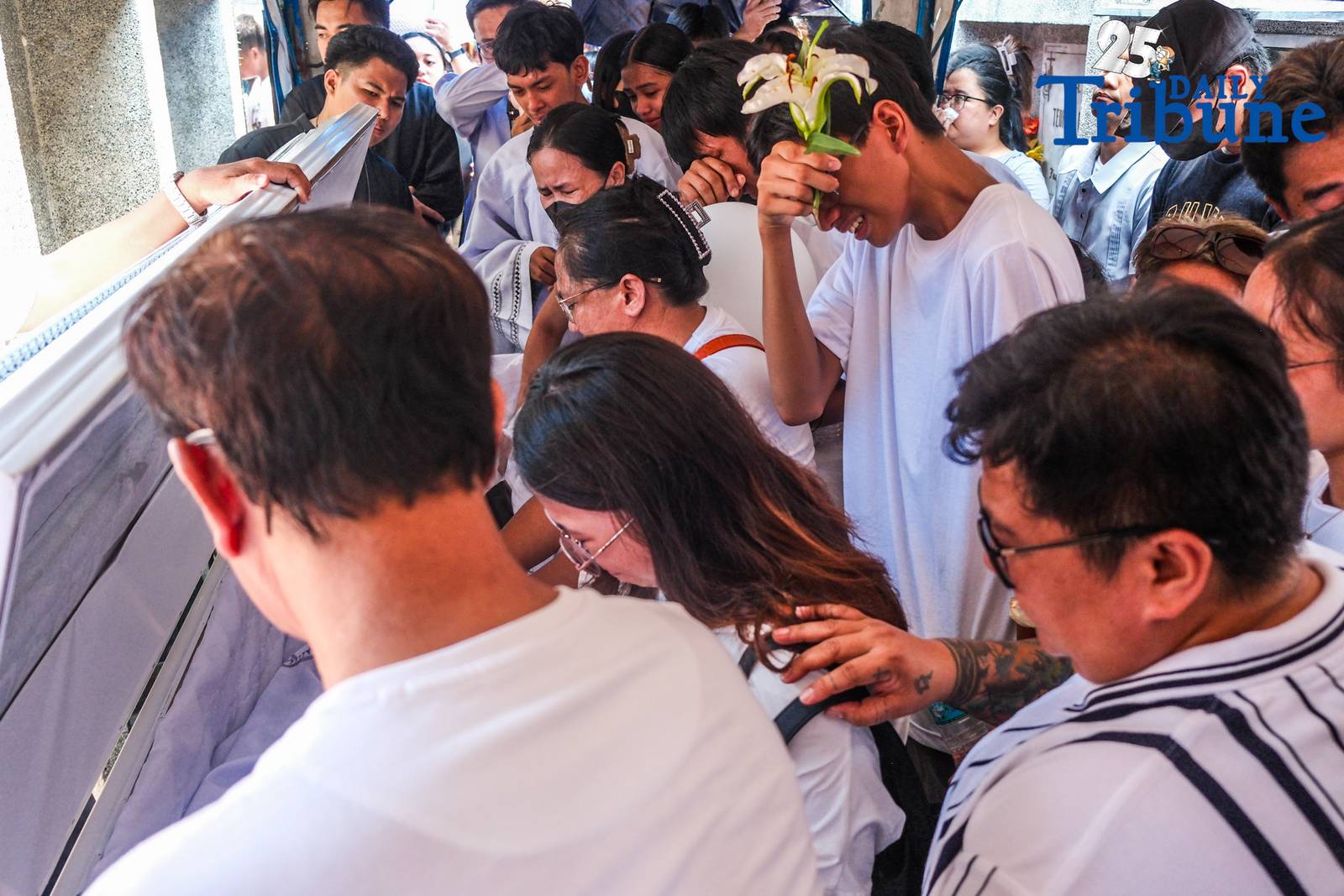 Tears fell from members of the Nuestro Señor De Longos-Mission Station on Sunday, August 10, 2025, as Dion Gelo Dela Rosa, a 20-year-old sacristan, was laid to rest at Our Lady of Lourdes Eternal Park in Malabon City after dying of leptospirosis, which he contracted while wading through floodwaters in search of his missing father.

“Siya yung naghahanap sa akin nung nawala ako,” said Jayson Dela Rosa, 41, Gelo’s father. “Kasi pag hahanap niya, umuulan. Baha. Nagkaleptospirosis ilang araw lang. Nagkalagnat tapos yun na.”

Jayson had gone missing on July 22 after accompanying one of his children to a bus terminal in Caloocan, only to be detained without a warrant by local police for alleged street gambling. “Kasi nakulong ako. Maling paratang, maling sistema,” he said, recalling how the family was not informed of his arrest and only learned about it three days later.

The circumstances of Gelo’s death and Jayson’s detention have sparked public outrage and calls for justice. “Kaya, masakit… Kaya, sa simbahan, justice talaga,” the grieving father said after the burial rites.

He added that legal proceedings are underway. “Magkakaroon kami ng hearing… habulin namin yung matitama yung sistema.” Still, the family finds a bit of closure in the burial. “Kaya sapat na sa amin na malibing. Tapos balik sa hanap ng buhay. Balik trabaho.”

Jayson also hinted at outside pressures. “May mga moves… gusto akong kausapin, pero mali. Parang threat sa akin.” Despite this, he said, “Bahala na yung husgado.”