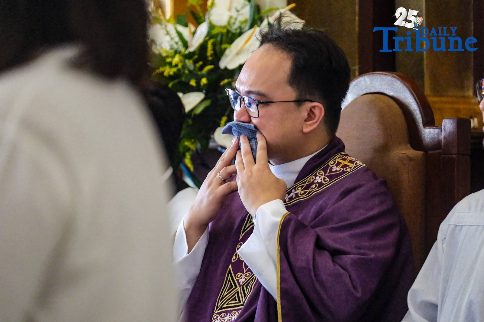 Tears fell from members of the Nuestro Señor De Longos-Mission Station on Sunday, August 10, 2025, as Dion Gelo Dela Rosa, a 20-year-old sacristan, was laid to rest at Our Lady of Lourdes Eternal Park in Malabon City after dying of leptospirosis, which he contracted while wading through floodwaters in search of his missing father.

“Siya yung naghahanap sa akin nung nawala ako,” said Jayson Dela Rosa, 41, Gelo’s father. “Kasi pag hahanap niya, umuulan. Baha. Nagkaleptospirosis ilang araw lang. Nagkalagnat tapos yun na.”

Jayson had gone missing on July 22 after accompanying one of his children to a bus terminal in Caloocan, only to be detained without a warrant by local police for alleged street gambling. “Kasi nakulong ako. Maling paratang, maling sistema,” he said, recalling how the family was not informed of his arrest and only learned about it three days later.

The circumstances of Gelo’s death and Jayson’s detention have sparked public outrage and calls for justice. “Kaya, masakit… Kaya, sa simbahan, justice talaga,” the grieving father said after the burial rites.

He added that legal proceedings are underway. “Magkakaroon kami ng hearing… habulin namin yung matitama yung sistema.” Still, the family finds a bit of closure in the burial. “Kaya sapat na sa amin na malibing. Tapos balik sa hanap ng buhay. Balik trabaho.”

Jayson also hinted at outside pressures. “May mga moves… gusto akong kausapin, pero mali. Parang threat sa akin.” Despite this, he said, “Bahala na yung husgado.”