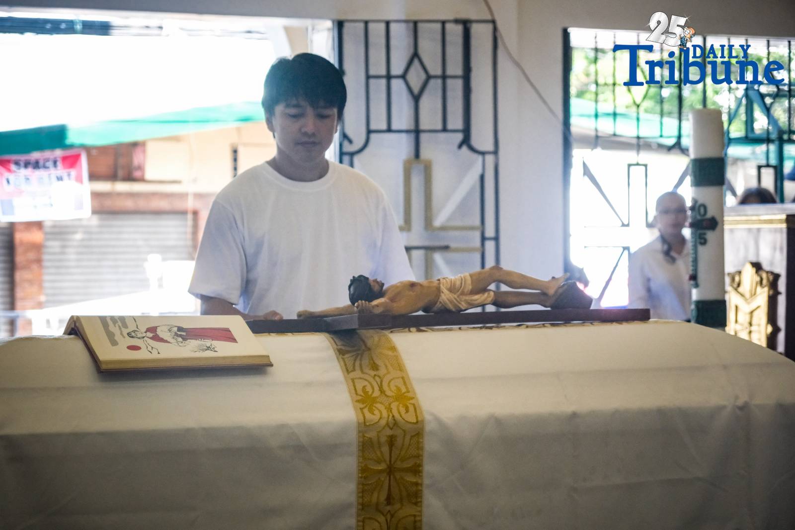 Tears fell from members of the Nuestro Señor De Longos-Mission Station on Sunday, August 10, 2025, as Dion Gelo Dela Rosa, a 20-year-old sacristan, was laid to rest at Our Lady of Lourdes Eternal Park in Malabon City after dying of leptospirosis, which he contracted while wading through floodwaters in search of his missing father.

“Siya yung naghahanap sa akin nung nawala ako,” said Jayson Dela Rosa, 41, Gelo’s father. “Kasi pag hahanap niya, umuulan. Baha. Nagkaleptospirosis ilang araw lang. Nagkalagnat tapos yun na.”

Jayson had gone missing on July 22 after accompanying one of his children to a bus terminal in Caloocan, only to be detained without a warrant by local police for alleged street gambling. “Kasi nakulong ako. Maling paratang, maling sistema,” he said, recalling how the family was not informed of his arrest and only learned about it three days later.

The circumstances of Gelo’s death and Jayson’s detention have sparked public outrage and calls for justice. “Kaya, masakit… Kaya, sa simbahan, justice talaga,” the grieving father said after the burial rites.

He added that legal proceedings are underway. “Magkakaroon kami ng hearing… habulin namin yung matitama yung sistema.” Still, the family finds a bit of closure in the burial. “Kaya sapat na sa amin na malibing. Tapos balik sa hanap ng buhay. Balik trabaho.”

Jayson also hinted at outside pressures. “May mga moves… gusto akong kausapin, pero mali. Parang threat sa akin.” Despite this, he said, “Bahala na yung husgado.”