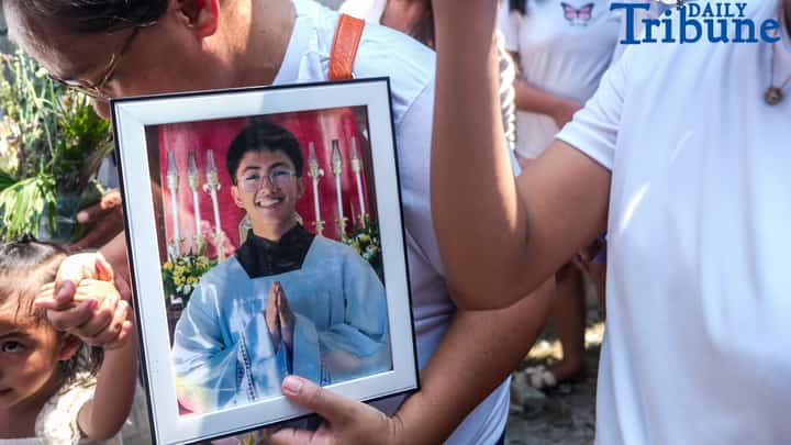 Tears fell from members of the Nuestro Señor De Longos-Mission Station on Sunday, August 10, 2025, as Dion Gelo Dela Rosa, a 20-year-old sacristan, was laid to rest at Our Lady of Lourdes Eternal Park in Malabon City after dying of leptospirosis, which he contracted while wading through floodwaters in search of his missing father.
“Siya yung naghahanap sa akin nung nawala ako,” said Jayson Dela Rosa, 41, Gelo’s father. “Kasi pag hahanap niya, umuulan. Baha. Nagkaleptospirosis ilang araw lang. Nagkalagnat tapos yun na.”
Jayson had gone missing on July 22 after accompanying one of his children to a bus terminal in Caloocan, only to be detained without a warrant by local police for alleged street gambling. “Kasi nakulong ako. Maling paratang, maling sistema,” he said, recalling how the family was not informed of his arrest and only learned about it three days later.
The circumstances of Gelo’s death and Jayson’s detention have sparked public outrage and calls for justice. “Kaya, masakit… Kaya, sa simbahan, justice talaga,” the grieving father said after the burial rites.
He added that legal proceedings are underway. “Magkakaroon kami ng hearing… habulin namin yung matitama yung sistema.” Still, the family finds a bit of closure in the burial. “Kaya sapat na sa amin na malibing. Tapos balik sa hanap ng buhay. Balik trabaho.”
Jayson also hinted at outside pressures. “May mga moves… gusto akong kausapin, pero mali. Parang threat sa akin.” Despite this, he said, “Bahala na yung husgado.”