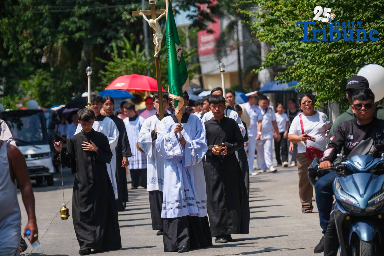 Tears fell from members of the Nuestro Señor De Longos-Mission Station on Sunday, August 10, 2025, as Dion Gelo Dela Rosa, a 20-year-old sacristan, was laid to rest at Our Lady of Lourdes Eternal Park in Malabon City after dying of leptospirosis, which he contracted while wading through floodwaters in search of his missing father.

“Siya yung naghahanap sa akin nung nawala ako,” said Jayson Dela Rosa, 41, Gelo’s father. “Kasi pag hahanap niya, umuulan. Baha. Nagkaleptospirosis ilang araw lang. Nagkalagnat tapos yun na.”

Jayson had gone missing on July 22 after accompanying one of his children to a bus terminal in Caloocan, only to be detained without a warrant by local police for alleged street gambling. “Kasi nakulong ako. Maling paratang, maling sistema,” he said, recalling how the family was not informed of his arrest and only learned about it three days later.

The circumstances of Gelo’s death and Jayson’s detention have sparked public outrage and calls for justice. “Kaya, masakit… Kaya, sa simbahan, justice talaga,” the grieving father said after the burial rites.

He added that legal proceedings are underway. “Magkakaroon kami ng hearing… habulin namin yung matitama yung sistema.” Still, the family finds a bit of closure in the burial. “Kaya sapat na sa amin na malibing. Tapos balik sa hanap ng buhay. Balik trabaho.”

Jayson also hinted at outside pressures. “May mga moves… gusto akong kausapin, pero mali. Parang threat sa akin.” Despite this, he said, “Bahala na yung husgado.”