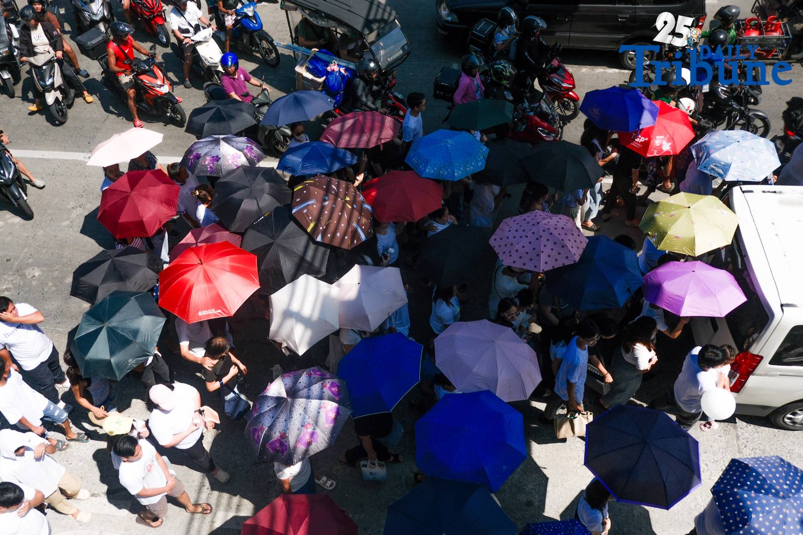 Tears fell from members of the Nuestro Señor De Longos-Mission Station on Sunday, August 10, 2025, as Dion Gelo Dela Rosa, a 20-year-old sacristan, was laid to rest at Our Lady of Lourdes Eternal Park in Malabon City after dying of leptospirosis, which he contracted while wading through floodwaters in search of his missing father.

“Siya yung naghahanap sa akin nung nawala ako,” said Jayson Dela Rosa, 41, Gelo’s father. “Kasi pag hahanap niya, umuulan. Baha. Nagkaleptospirosis ilang araw lang. Nagkalagnat tapos yun na.”

Jayson had gone missing on July 22 after accompanying one of his children to a bus terminal in Caloocan, only to be detained without a warrant by local police for alleged street gambling. “Kasi nakulong ako. Maling paratang, maling sistema,” he said, recalling how the family was not informed of his arrest and only learned about it three days later.

The circumstances of Gelo’s death and Jayson’s detention have sparked public outrage and calls for justice. “Kaya, masakit… Kaya, sa simbahan, justice talaga,” the grieving father said after the burial rites.

He added that legal proceedings are underway. “Magkakaroon kami ng hearing… habulin namin yung matitama yung sistema.” Still, the family finds a bit of closure in the burial. “Kaya sapat na sa amin na malibing. Tapos balik sa hanap ng buhay. Balik trabaho.”

Jayson also hinted at outside pressures. “May mga moves… gusto akong kausapin, pero mali. Parang threat sa akin.” Despite this, he said, “Bahala na yung husgado.”