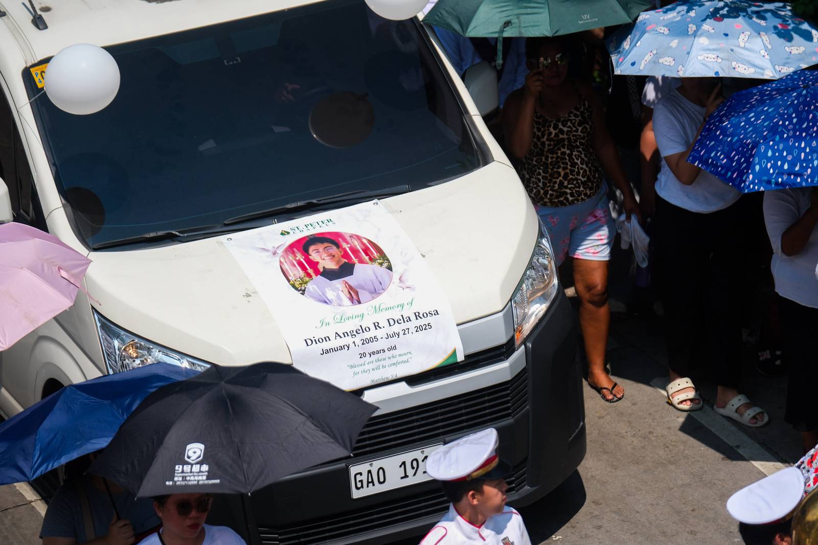 Tears fell from members of the Nuestro Señor De Longos-Mission Station on Sunday, August 10, 2025, as Dion Gelo Dela Rosa, a 20-year-old sacristan, was laid to rest at Our Lady of Lourdes Eternal Park in Malabon City after dying of leptospirosis, which he contracted while wading through floodwaters in search of his missing father.

“Siya yung naghahanap sa akin nung nawala ako,” said Jayson Dela Rosa, 41, Gelo’s father. “Kasi pag hahanap niya, umuulan. Baha. Nagkaleptospirosis ilang araw lang. Nagkalagnat tapos yun na.”

Jayson had gone missing on July 22 after accompanying one of his children to a bus terminal in Caloocan, only to be detained without a warrant by local police for alleged street gambling. “Kasi nakulong ako. Maling paratang, maling sistema,” he said, recalling how the family was not informed of his arrest and only learned about it three days later.

The circumstances of Gelo’s death and Jayson’s detention have sparked public outrage and calls for justice. “Kaya, masakit… Kaya, sa simbahan, justice talaga,” the grieving father said after the burial rites.

He added that legal proceedings are underway. “Magkakaroon kami ng hearing… habulin namin yung matitama yung sistema.” Still, the family finds a bit of closure in the burial. “Kaya sapat na sa amin na malibing. Tapos balik sa hanap ng buhay. Balik trabaho.”

Jayson also hinted at outside pressures. “May mga moves… gusto akong kausapin, pero mali. Parang threat sa akin.” Despite this, he said, “Bahala na yung husgado.”