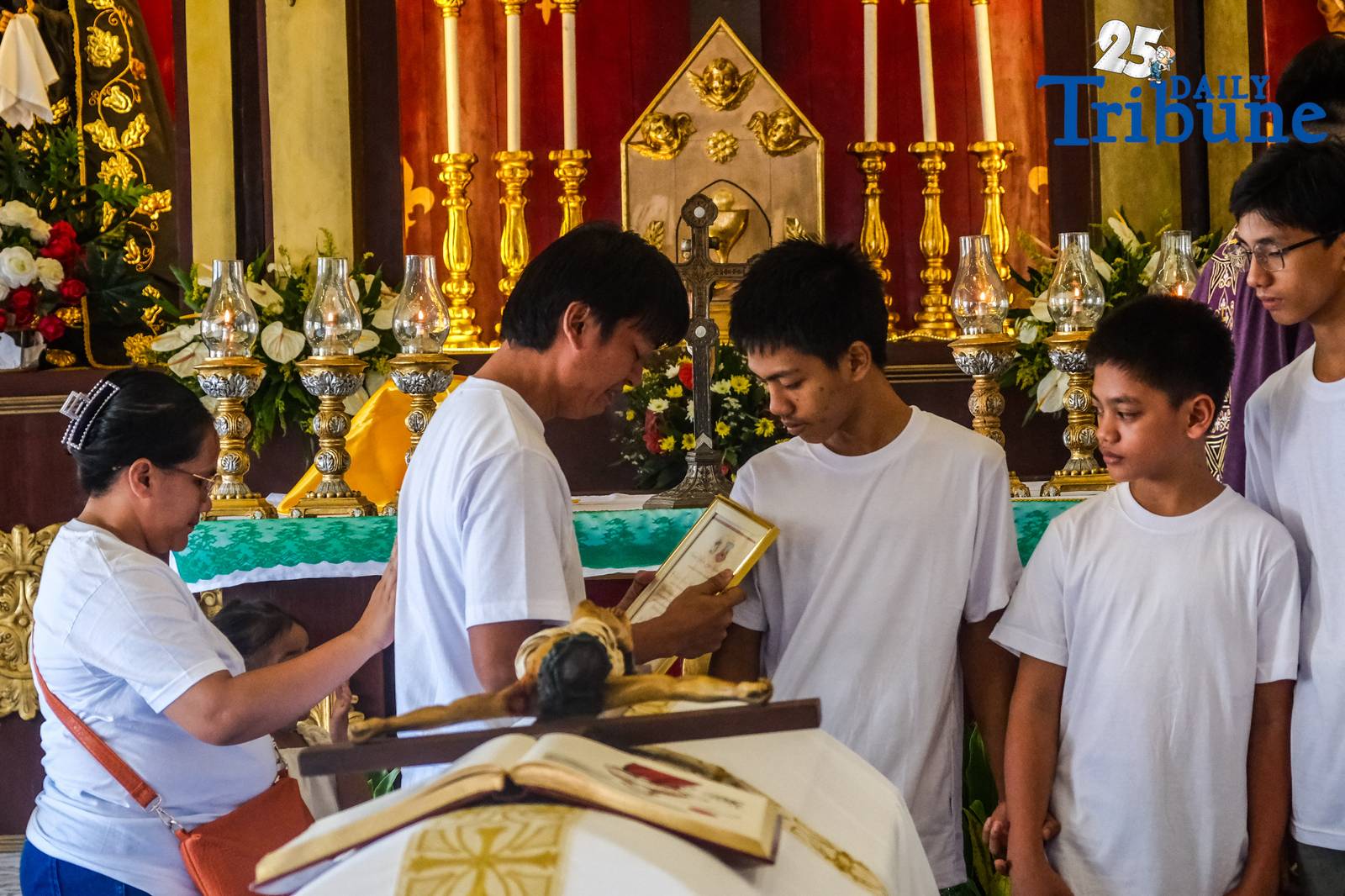 Tears fell from members of the Nuestro Señor De Longos-Mission Station on Sunday, August 10, 2025, as Dion Gelo Dela Rosa, a 20-year-old sacristan, was laid to rest at Our Lady of Lourdes Eternal Park in Malabon City after dying of leptospirosis, which he contracted while wading through floodwaters in search of his missing father.

“Siya yung naghahanap sa akin nung nawala ako,” said Jayson Dela Rosa, 41, Gelo’s father. “Kasi pag hahanap niya, umuulan. Baha. Nagkaleptospirosis ilang araw lang. Nagkalagnat tapos yun na.”

Jayson had gone missing on July 22 after accompanying one of his children to a bus terminal in Caloocan, only to be detained without a warrant by local police for alleged street gambling. “Kasi nakulong ako. Maling paratang, maling sistema,” he said, recalling how the family was not informed of his arrest and only learned about it three days later.

The circumstances of Gelo’s death and Jayson’s detention have sparked public outrage and calls for justice. “Kaya, masakit… Kaya, sa simbahan, justice talaga,” the grieving father said after the burial rites.

He added that legal proceedings are underway. “Magkakaroon kami ng hearing… habulin namin yung matitama yung sistema.” Still, the family finds a bit of closure in the burial. “Kaya sapat na sa amin na malibing. Tapos balik sa hanap ng buhay. Balik trabaho.”

Jayson also hinted at outside pressures. “May mga moves… gusto akong kausapin, pero mali. Parang threat sa akin.” Despite this, he said, “Bahala na yung husgado.”