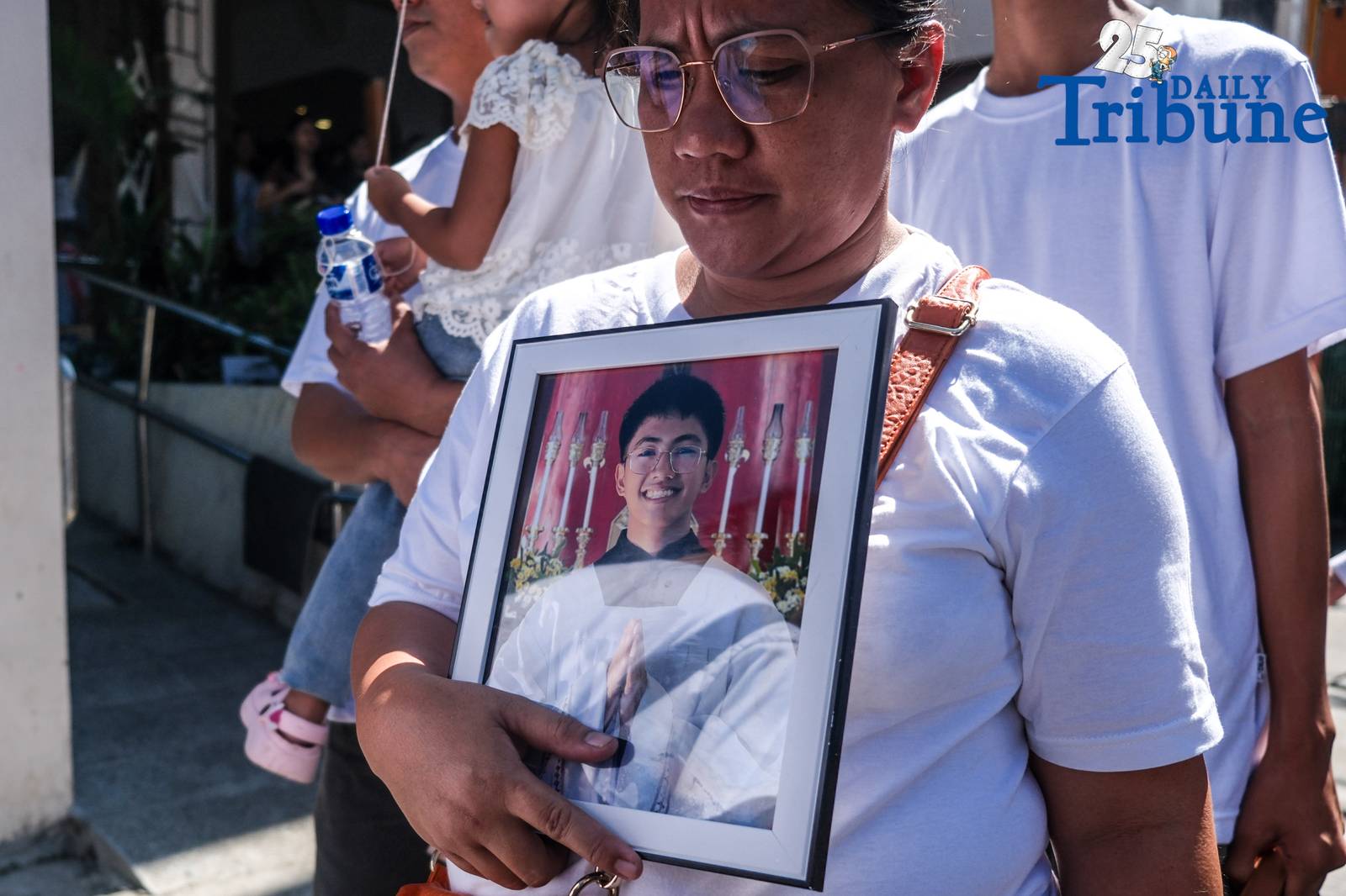 Tears fell from members of the Nuestro Señor De Longos-Mission Station on Sunday, August 10, 2025, as Dion Gelo Dela Rosa, a 20-year-old sacristan, was laid to rest at Our Lady of Lourdes Eternal Park in Malabon City after dying of leptospirosis, which he contracted while wading through floodwaters in search of his missing father.

“Siya yung naghahanap sa akin nung nawala ako,” said Jayson Dela Rosa, 41, Gelo’s father. “Kasi pag hahanap niya, umuulan. Baha. Nagkaleptospirosis ilang araw lang. Nagkalagnat tapos yun na.”

Jayson had gone missing on July 22 after accompanying one of his children to a bus terminal in Caloocan, only to be detained without a warrant by local police for alleged street gambling. “Kasi nakulong ako. Maling paratang, maling sistema,” he said, recalling how the family was not informed of his arrest and only learned about it three days later.

The circumstances of Gelo’s death and Jayson’s detention have sparked public outrage and calls for justice. “Kaya, masakit… Kaya, sa simbahan, justice talaga,” the grieving father said after the burial rites.

He added that legal proceedings are underway. “Magkakaroon kami ng hearing… habulin namin yung matitama yung sistema.” Still, the family finds a bit of closure in the burial. “Kaya sapat na sa amin na malibing. Tapos balik sa hanap ng buhay. Balik trabaho.”

Jayson also hinted at outside pressures. “May mga moves… gusto akong kausapin, pero mali. Parang threat sa akin.” Despite this, he said, “Bahala na yung husgado.”