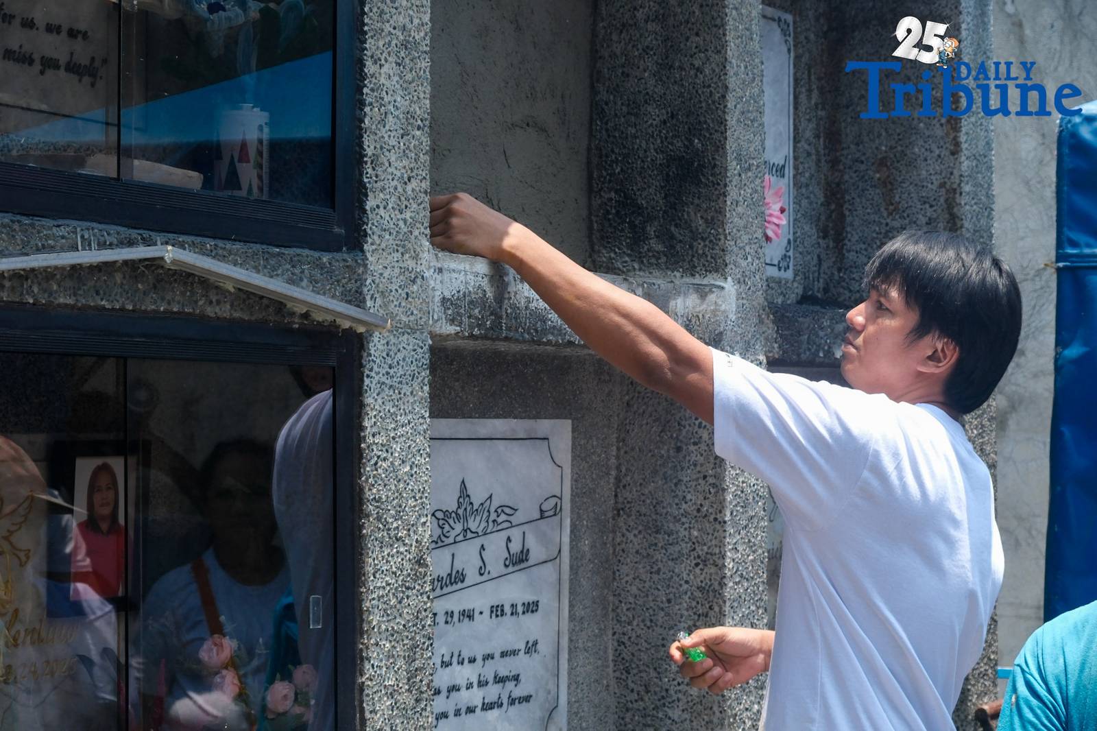 Tears fell from members of the Nuestro Señor De Longos-Mission Station on Sunday, August 10, 2025, as Dion Gelo Dela Rosa, a 20-year-old sacristan, was laid to rest at Our Lady of Lourdes Eternal Park in Malabon City after dying of leptospirosis, which he contracted while wading through floodwaters in search of his missing father.

“Siya yung naghahanap sa akin nung nawala ako,” said Jayson Dela Rosa, 41, Gelo’s father. “Kasi pag hahanap niya, umuulan. Baha. Nagkaleptospirosis ilang araw lang. Nagkalagnat tapos yun na.”

Jayson had gone missing on July 22 after accompanying one of his children to a bus terminal in Caloocan, only to be detained without a warrant by local police for alleged street gambling. “Kasi nakulong ako. Maling paratang, maling sistema,” he said, recalling how the family was not informed of his arrest and only learned about it three days later.

The circumstances of Gelo’s death and Jayson’s detention have sparked public outrage and calls for justice. “Kaya, masakit… Kaya, sa simbahan, justice talaga,” the grieving father said after the burial rites.

He added that legal proceedings are underway. “Magkakaroon kami ng hearing… habulin namin yung matitama yung sistema.” Still, the family finds a bit of closure in the burial. “Kaya sapat na sa amin na malibing. Tapos balik sa hanap ng buhay. Balik trabaho.”

Jayson also hinted at outside pressures. “May mga moves… gusto akong kausapin, pero mali. Parang threat sa akin.” Despite this, he said, “Bahala na yung husgado.”