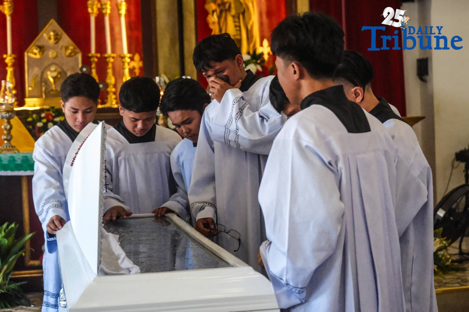 Tears fell from members of the Nuestro Señor De Longos-Mission Station on Sunday, August 10, 2025, as Dion Gelo Dela Rosa, a 20-year-old sacristan, was laid to rest at Our Lady of Lourdes Eternal Park in Malabon City after dying of leptospirosis, which he contracted while wading through floodwaters in search of his missing father.

“Siya yung naghahanap sa akin nung nawala ako,” said Jayson Dela Rosa, 41, Gelo’s father. “Kasi pag hahanap niya, umuulan. Baha. Nagkaleptospirosis ilang araw lang. Nagkalagnat tapos yun na.”

Jayson had gone missing on July 22 after accompanying one of his children to a bus terminal in Caloocan, only to be detained without a warrant by local police for alleged street gambling. “Kasi nakulong ako. Maling paratang, maling sistema,” he said, recalling how the family was not informed of his arrest and only learned about it three days later.

The circumstances of Gelo’s death and Jayson’s detention have sparked public outrage and calls for justice. “Kaya, masakit… Kaya, sa simbahan, justice talaga,” the grieving father said after the burial rites.

He added that legal proceedings are underway. “Magkakaroon kami ng hearing… habulin namin yung matitama yung sistema.” Still, the family finds a bit of closure in the burial. “Kaya sapat na sa amin na malibing. Tapos balik sa hanap ng buhay. Balik trabaho.”

Jayson also hinted at outside pressures. “May mga moves… gusto akong kausapin, pero mali. Parang threat sa akin.” Despite this, he said, “Bahala na yung husgado.”
