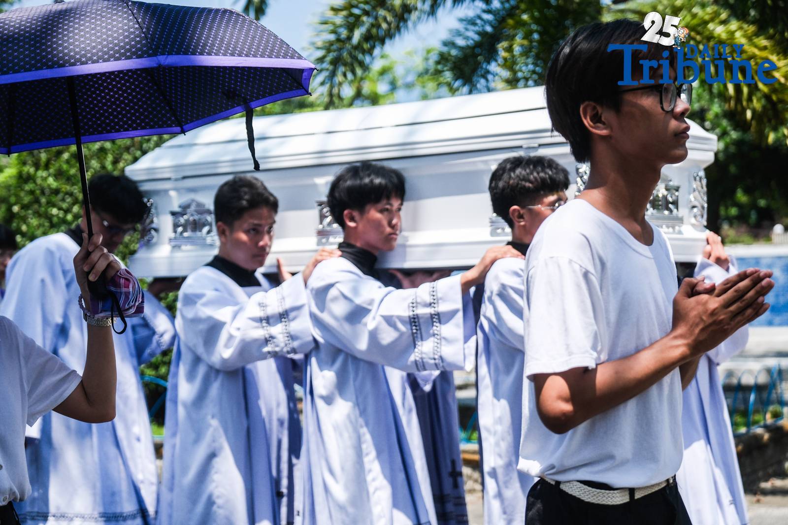 Tears fell from members of the Nuestro Señor De Longos-Mission Station on Sunday, August 10, 2025, as Dion Gelo Dela Rosa, a 20-year-old sacristan, was laid to rest at Our Lady of Lourdes Eternal Park in Malabon City after dying of leptospirosis, which he contracted while wading through floodwaters in search of his missing father.

“Siya yung naghahanap sa akin nung nawala ako,” said Jayson Dela Rosa, 41, Gelo’s father. “Kasi pag hahanap niya, umuulan. Baha. Nagkaleptospirosis ilang araw lang. Nagkalagnat tapos yun na.”

Jayson had gone missing on July 22 after accompanying one of his children to a bus terminal in Caloocan, only to be detained without a warrant by local police for alleged street gambling. “Kasi nakulong ako. Maling paratang, maling sistema,” he said, recalling how the family was not informed of his arrest and only learned about it three days later.

The circumstances of Gelo’s death and Jayson’s detention have sparked public outrage and calls for justice. “Kaya, masakit… Kaya, sa simbahan, justice talaga,” the grieving father said after the burial rites.

He added that legal proceedings are underway. “Magkakaroon kami ng hearing… habulin namin yung matitama yung sistema.” Still, the family finds a bit of closure in the burial. “Kaya sapat na sa amin na malibing. Tapos balik sa hanap ng buhay. Balik trabaho.”

Jayson also hinted at outside pressures. “May mga moves… gusto akong kausapin, pero mali. Parang threat sa akin.” Despite this, he said, “Bahala na yung husgado.”