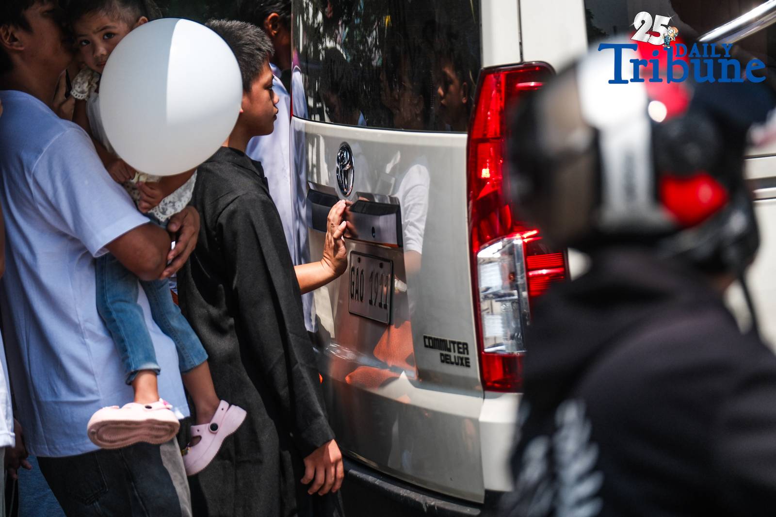 Tears fell from members of the Nuestro Señor De Longos-Mission Station on Sunday, August 10, 2025, as Dion Gelo Dela Rosa, a 20-year-old sacristan, was laid to rest at Our Lady of Lourdes Eternal Park in Malabon City after dying of leptospirosis, which he contracted while wading through floodwaters in search of his missing father.

“Siya yung naghahanap sa akin nung nawala ako,” said Jayson Dela Rosa, 41, Gelo’s father. “Kasi pag hahanap niya, umuulan. Baha. Nagkaleptospirosis ilang araw lang. Nagkalagnat tapos yun na.”

Jayson had gone missing on July 22 after accompanying one of his children to a bus terminal in Caloocan, only to be detained without a warrant by local police for alleged street gambling. “Kasi nakulong ako. Maling paratang, maling sistema,” he said, recalling how the family was not informed of his arrest and only learned about it three days later.

The circumstances of Gelo’s death and Jayson’s detention have sparked public outrage and calls for justice. “Kaya, masakit… Kaya, sa simbahan, justice talaga,” the grieving father said after the burial rites.

He added that legal proceedings are underway. “Magkakaroon kami ng hearing… habulin namin yung matitama yung sistema.” Still, the family finds a bit of closure in the burial. “Kaya sapat na sa amin na malibing. Tapos balik sa hanap ng buhay. Balik trabaho.”

Jayson also hinted at outside pressures. “May mga moves… gusto akong kausapin, pero mali. Parang threat sa akin.” Despite this, he said, “Bahala na yung husgado.”