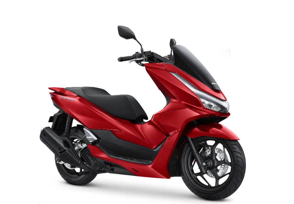 THE Vortex Red Metallic Honda PCX160 stands out with its sleek design and sporty stance.