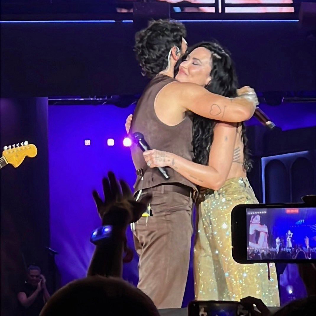Joe Jonas, Demi Lovato reunite for 'This Is Me' at MetLife Stadium