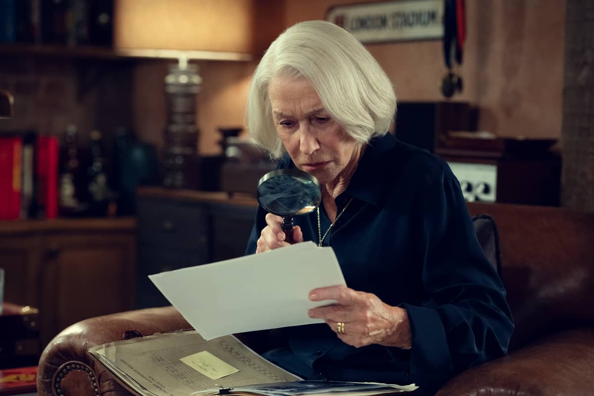 Helen Mirren as Elizabeth.