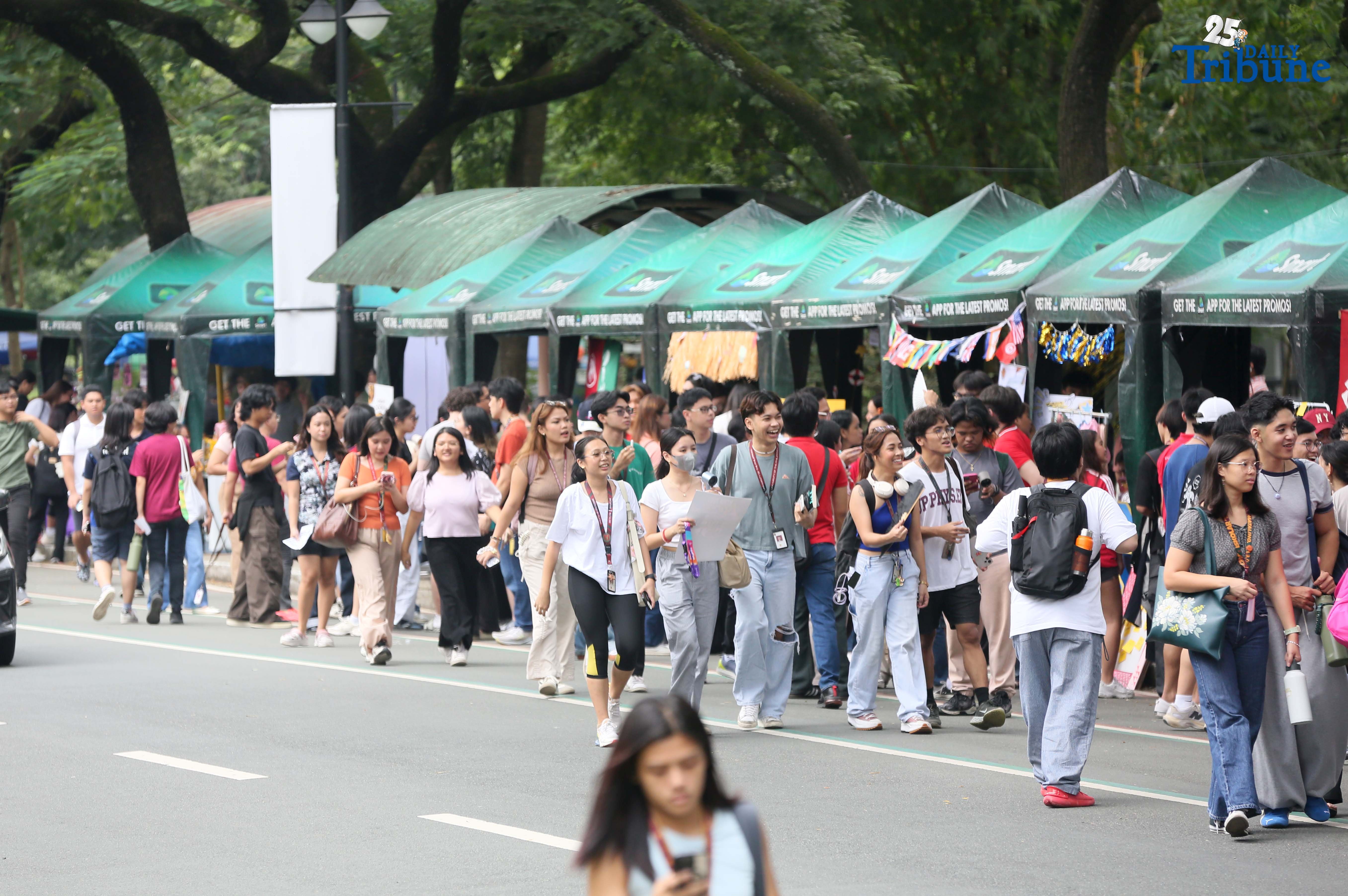 UP Diliman welcomes freshmen with vibrant org fair