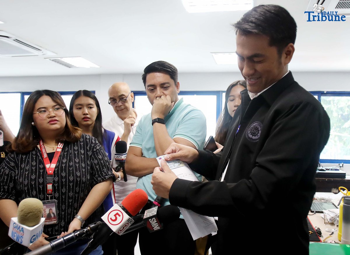 Land Transportation Office Executive Director Greg G. Pua Jr. shows members of the media the confiscated driver’s license after a preliminary hearing for Hyundai Kyona, who was caught driving against traffic (counterflow) along Skyway. The hearing was held at the LTO Main Office in Quezon City on Tuesday, August 12, 2025.