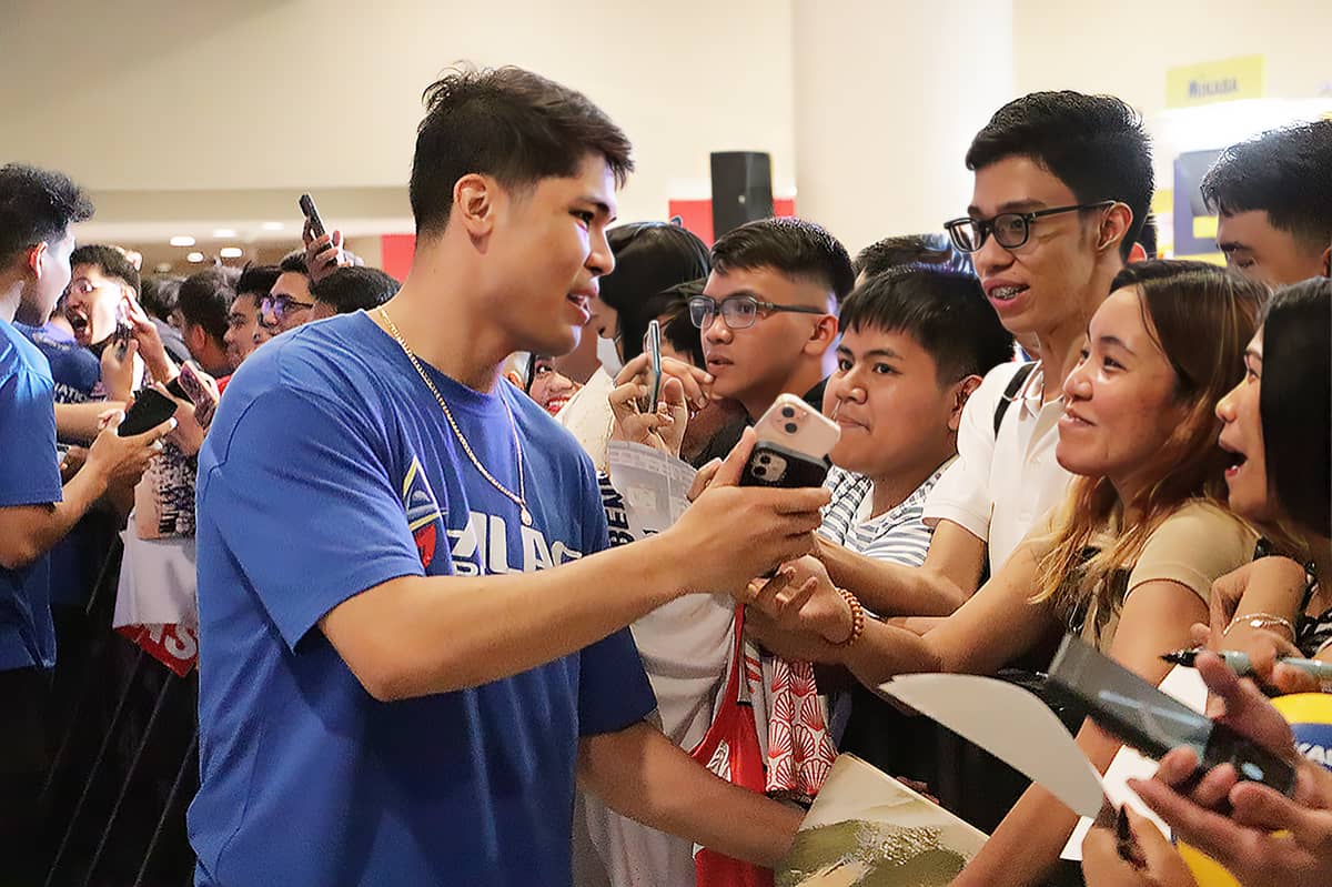 Alas Pilipinas' Marck Espejo engages with enthusiastic fans during a meet-and-greet at the Volleyball Nations League (VNL) 2024, held at the SM Mall of Asia Arena.
