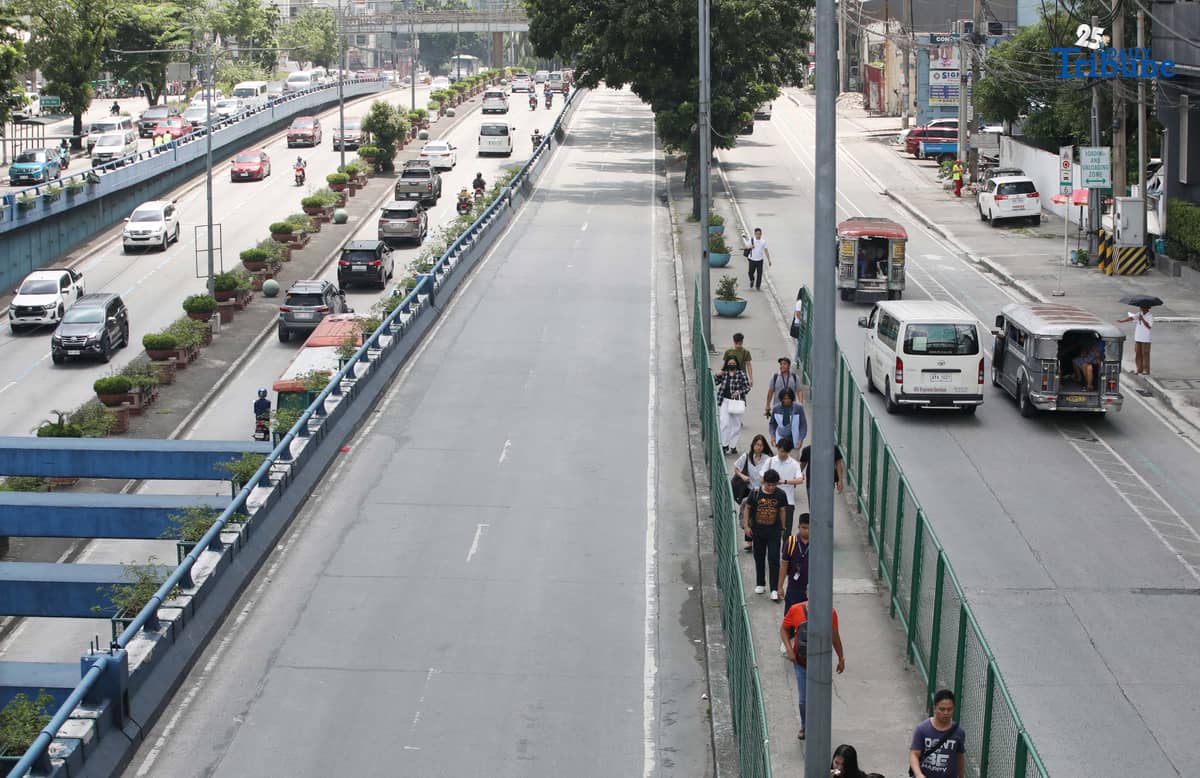 Motorists and commuters pass along Quezon Avenue in Quezon City on Thursday. The Department of Transportation said a feasibility study for a new busway connecting España Boulevard and Quezon Avenue is expected to be completed next year, with funding from the Asian Development Bank.