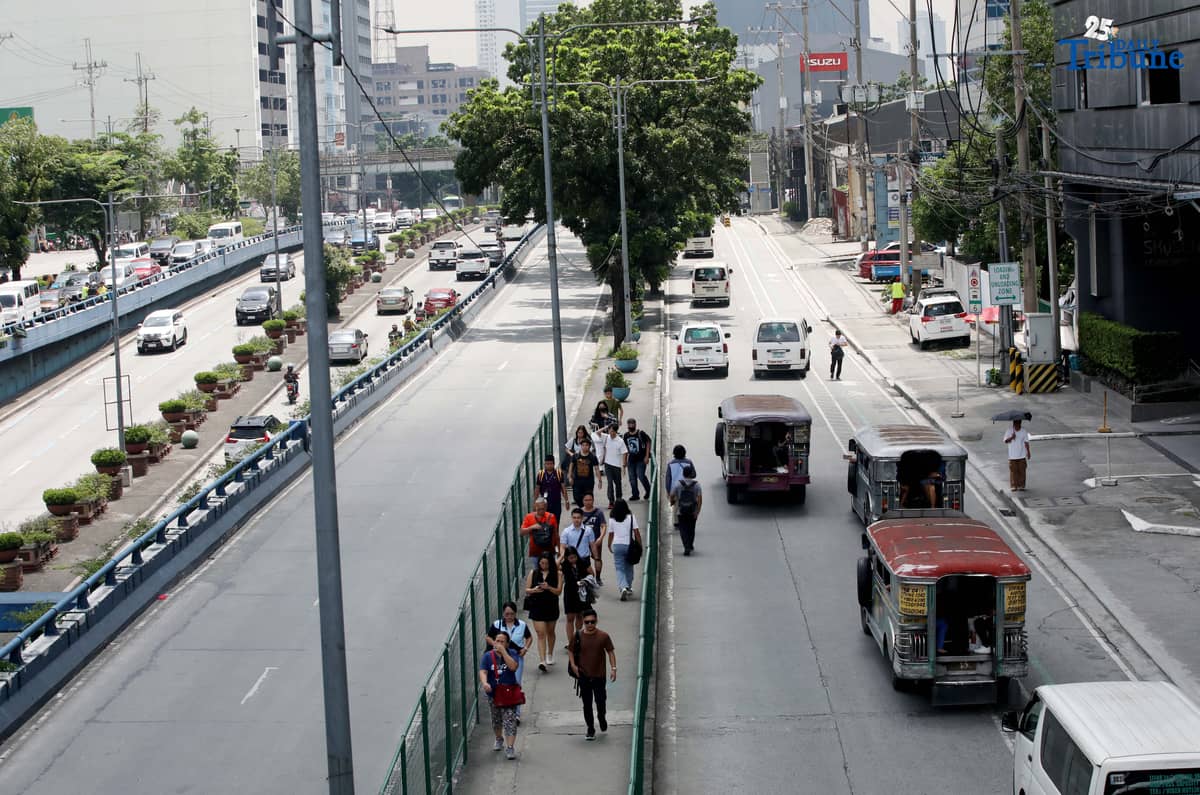 Motorists and commuters pass along Quezon Avenue in Quezon City on Thursday. The Department of Transportation said a feasibility study for a new busway connecting España Boulevard and Quezon Avenue is expected to be completed next year, with funding from the Asian Development Bank.