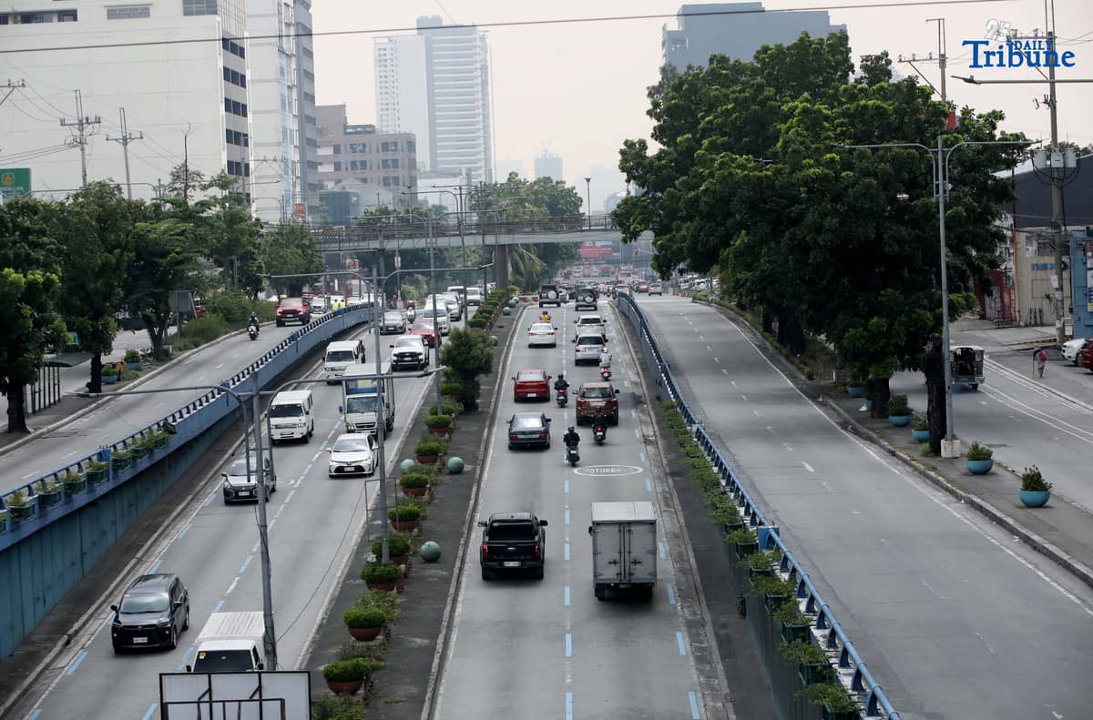 Motorists and commuters pass along Quezon Avenue in Quezon City on Thursday. The Department of Transportation said a feasibility study for a new busway connecting España Boulevard and Quezon Avenue is expected to be completed next year, with funding from the Asian Development Bank.