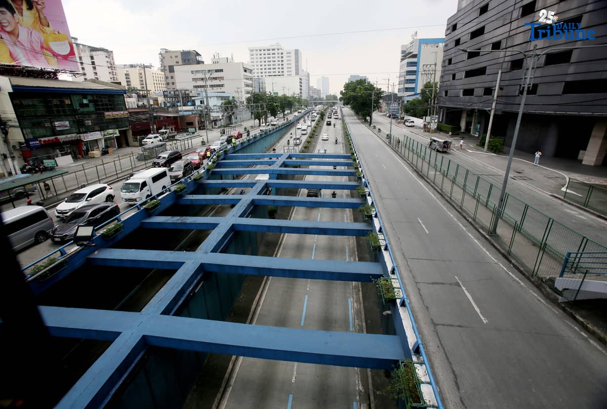 Motorists and commuters pass along Quezon Avenue in Quezon City on Thursday. The Department of Transportation said a feasibility study for a new busway connecting España Boulevard and Quezon Avenue is expected to be completed next year, with funding from the Asian Development Bank.