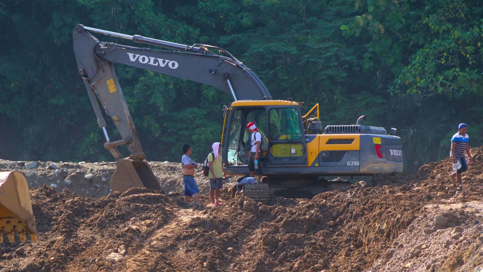 Drones take aim at riverbank miners