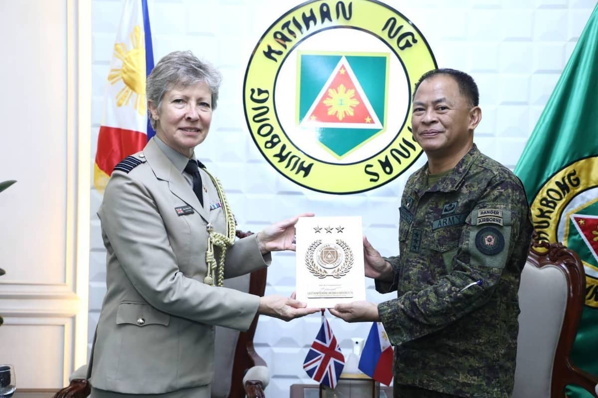 Outgoing UK Resident Defense Attaché to the Philippines Grp. Capt. Beatrix VH Walcot receives a Command Plaque from Army Chief Lt. Gen. Antonio G. Nafarrete during her exit call at the Headquarters Philippine Army, Fort Bonifacio, Taguig City on August 14, 2025.⁩ (Photo by PFC Divino S. Lozano PA/OCPA)