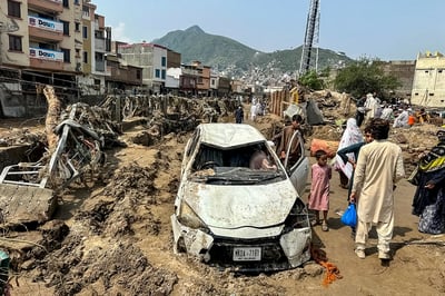 Pakistan rescuers recover bodies after monsoon rains kill 320