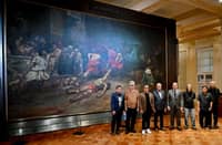 Larger than life BSP Governor Eli M. Remolona Jr. and National Museum of the Philippines chairperson Andoni M. Aboitiz (fourth and fifth from left, respectively) with some of the featured artists in the exhibit: (from left) artists Joey Cobcobo, Gerardo Tan, Demi Padua, Junyee, Melvin Culaba and Charlie Co stand before the impressive Spoliarium, a masterpiece of Philippine hero Juan Luna.