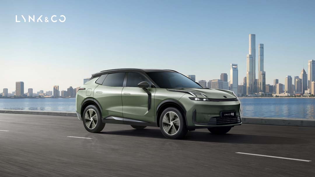 Lynk & Co opens flagship, 
debuts 08 EM-P