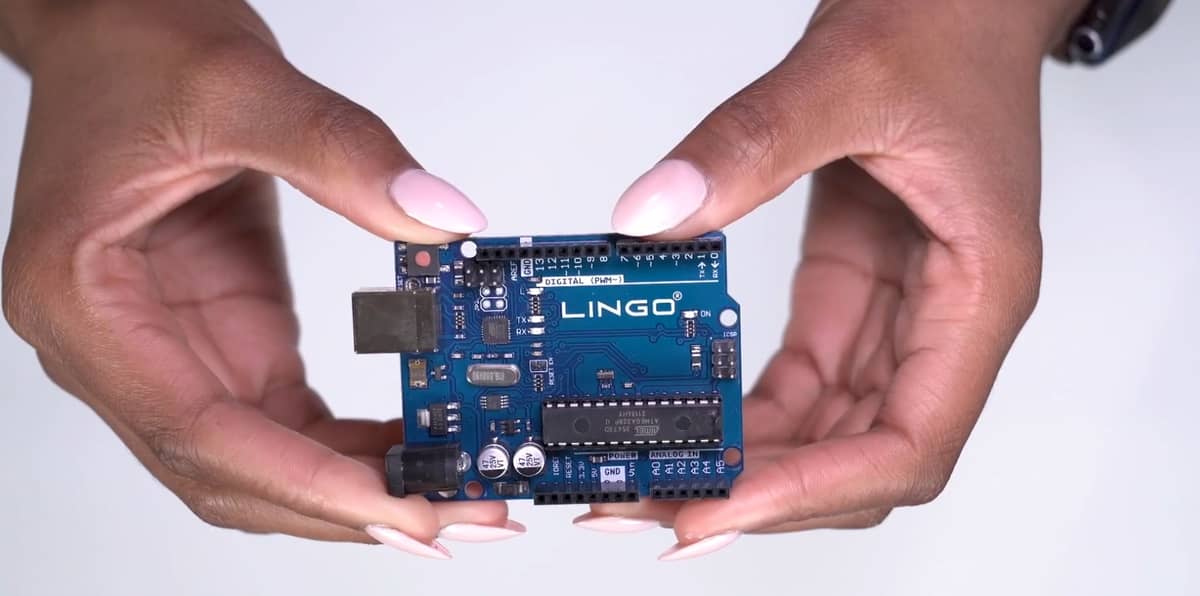 LINGO, a hands-on coding and microcontroller kit that empowers students to kickstart their STEM journey, is a product of Aisha Bowe’s second company with the same name.