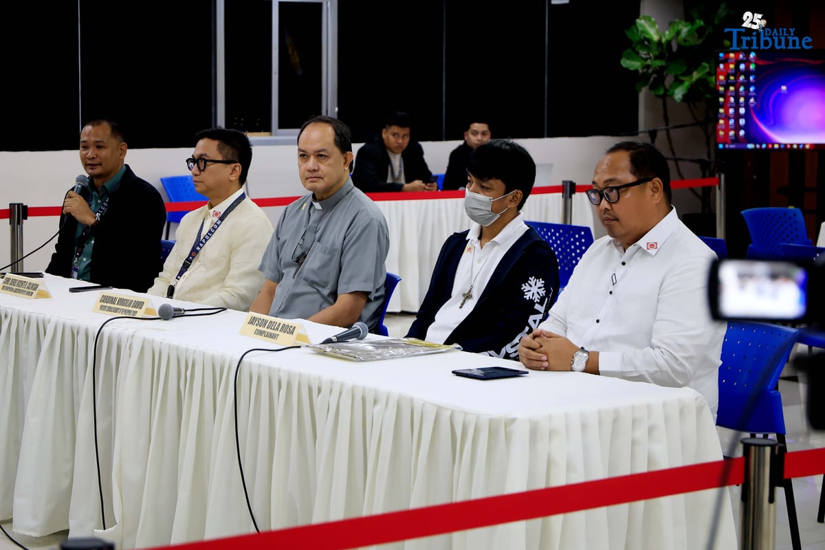 Justice Sought. Jayson Dela Rosa, father of the late Dion Angelo de la Rosa, files administrative cases against five Caloocan police operatives before the National Police Commission in Quezon City on Monday, August 18, 2025. He was accompanied by Cardinal Virgilio David in seeking accountability for charges of arbitrary detention, perjury, and incriminating an innocent person. Jayson was jailed in a case logged as “kara cruz,” which in truth stemmed from an alleged shoplifting incident. His son Dion died of leptospirosis while searching for him.