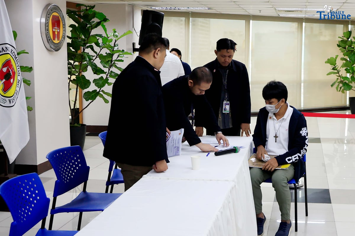 Justice Sought. Jayson Dela Rosa, father of the late Dion Angelo de la Rosa, files administrative cases against five Caloocan police operatives before the National Police Commission in Quezon City on Monday, August 18, 2025. He was accompanied by Cardinal Virgilio David in seeking accountability for charges of arbitrary detention, perjury, and incriminating an innocent person. Jayson was jailed in a case logged as “kara cruz,” which in truth stemmed from an alleged shoplifting incident. His son Dion died of leptospirosis while searching for him.