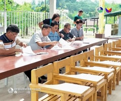 Mga kahoy na kinumpiska, ginawang armchair sa eskwela