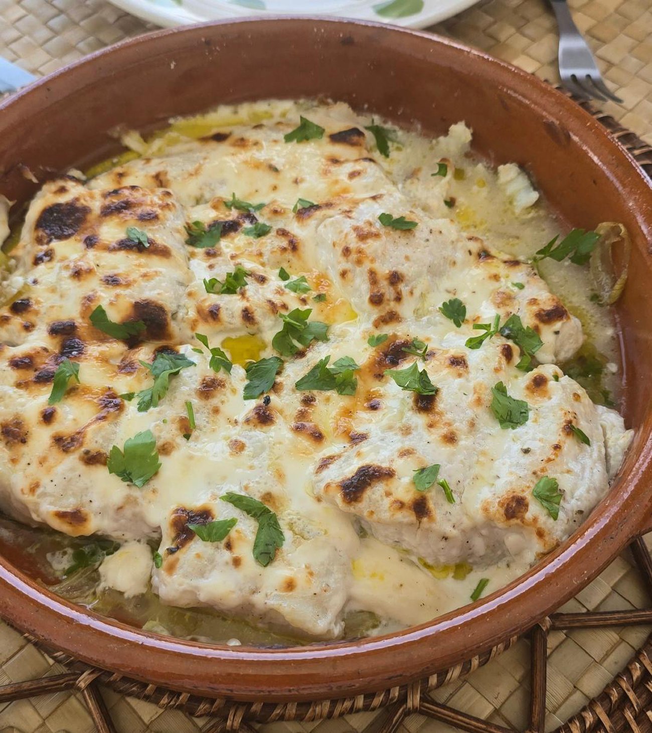 Merluza con mayonesa al horno — baked hake topped with mayonaise