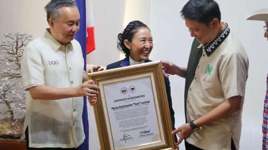 TONI Leviste receives a certificate of recognition from PSC chairman Patrick ‘Pato’ Gregorio and POC president Abraham ‘Bambol’ Tolentino during a courtesy call on Monday.