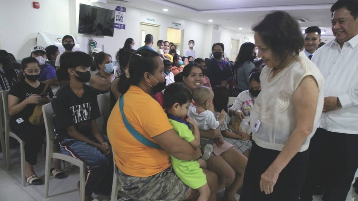 Former Sen. Cynthia Villar greeted patients waiting outside the Outpatient
Department (OPD) area of LPGH&STC.