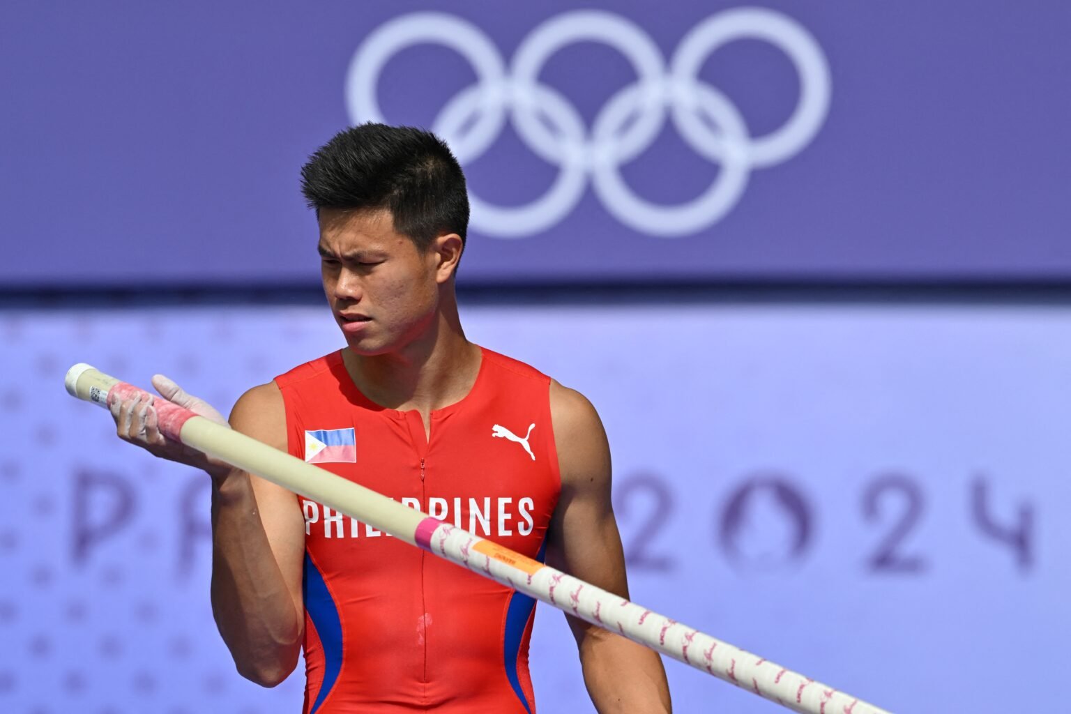 Obiena drops to world No. 5