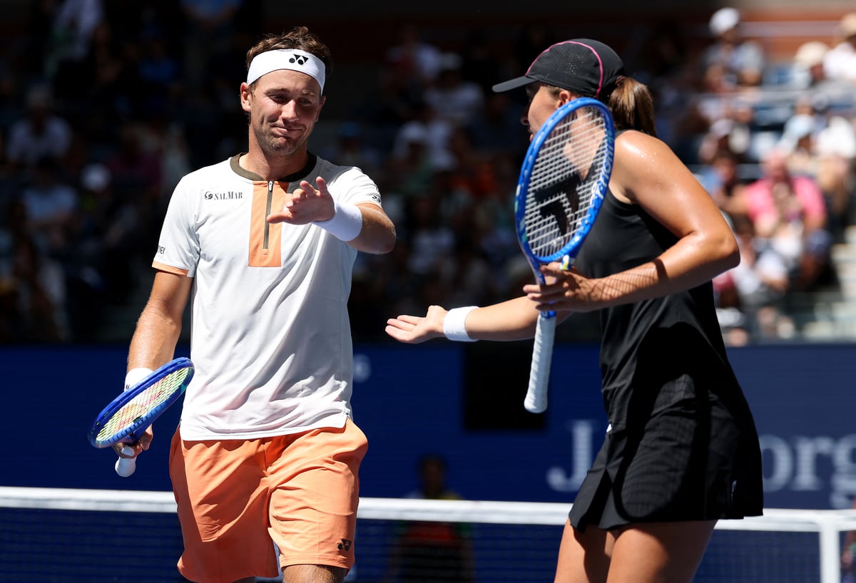 Swiatek, Ruud reach mixed doubles semis