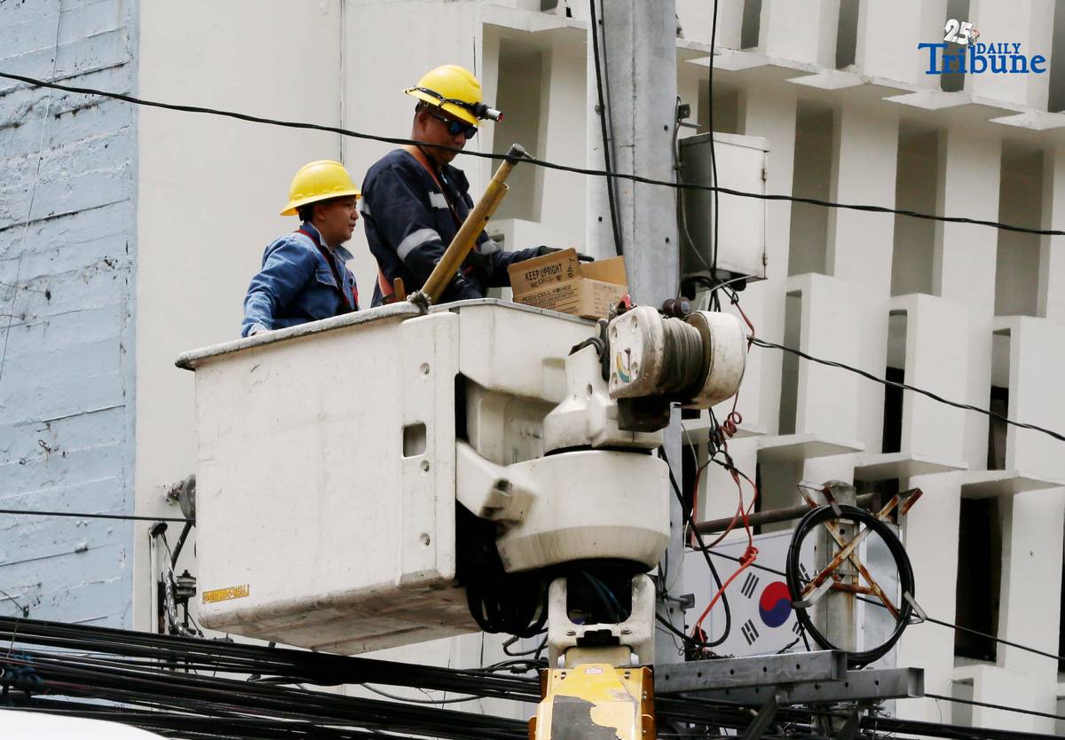 Meralco workers are seen fixing electric lines along East Avenue in Quezon City on Wednesday, August 20, 2025. Last week, the Manila Electric Company (Meralco) announced an upward rate adjustment of P0.6268 per kWh this August due to higher pass-through charges. This brings the overall rate for a typical household to P13.2703 per kWh from P12.6435 per kWh in the previous month.