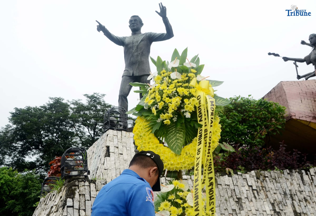 Metropolitan Manila Development Authority (MMDA) personnel carefully handle the flowers offer to the monument of Benigno Simeon "Ninoy" Aquino Jr to marked his 42nd death anniversary at people power monument along Edsa in Quezon City on Thursday August 21 2025, Ninoy Aquino a Filipino politician who served as a senator of the Philippines (1967–1972) and governor of the province of Tarlac, was shot in the head after returning to the Philippines in the early afternoon on August 21, 1983.