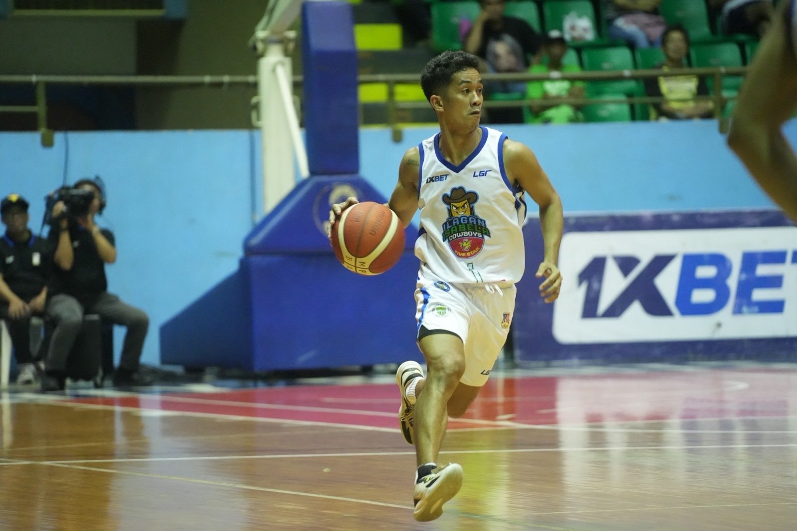 Cowboys stay afloat, pip Cagers