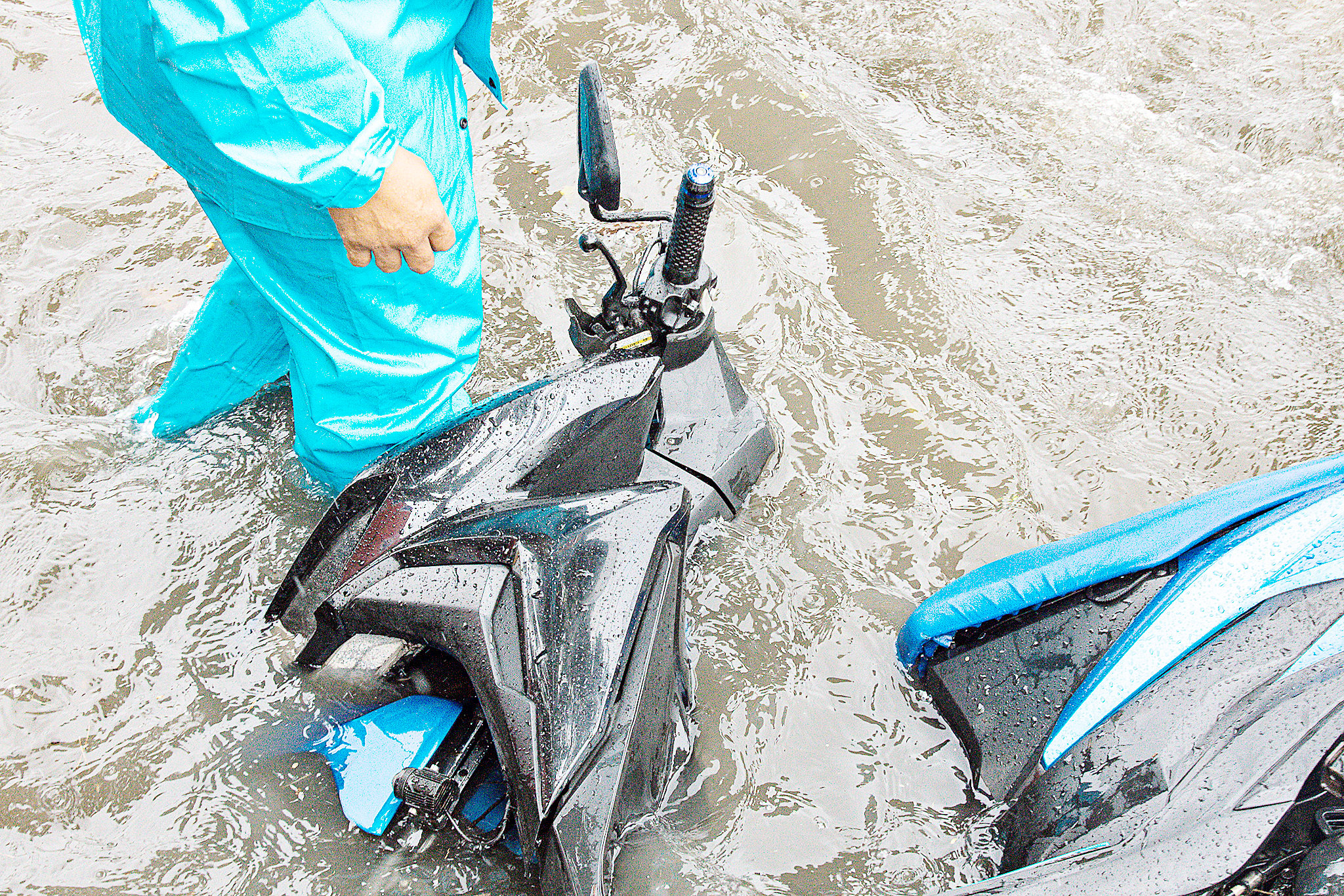 Bad weather disrupts Metro Manila transport, floods major roads