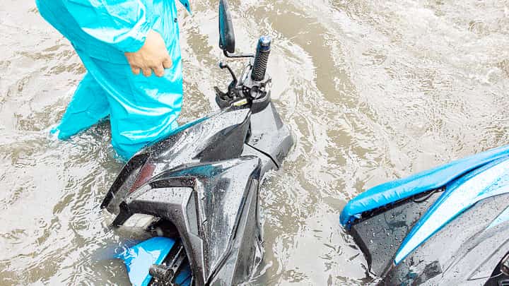 Following the sudden heavy rain in the metro on Friday morning, some roads are already in knee-deep floods especially along Kalaw in Manila.