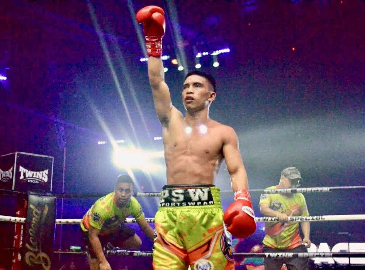 Filipino champs rally behind Vayson